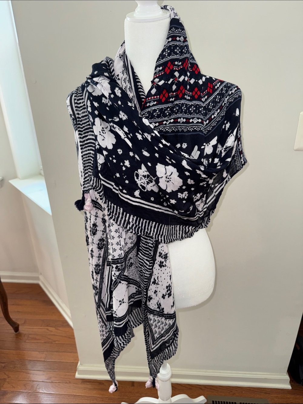 Abercrombie and Fitch navy & White Patterned Women's Scarf - Stylish Wrap NWOT